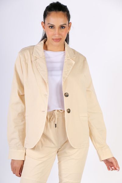 Super comfortable jacket made of premium stretch cotton by Funkystaff in the color lotus. This jacket is made in mega-casual blazer style with buttons. The easy crop jacket can be styled with longer tees for an easy polished look with a casual flair. Styl