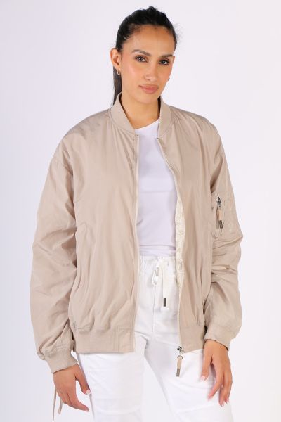 Blouson Alba Funky Club in a cool oversized cut gives your outfit the desired portion of nonchalance. In addition to an additional pocket on the sleeve, it convinces with pretty embroidery on the back. Style 60025.