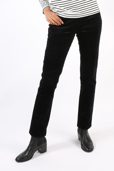 The Vassalli Slim Leg Full Length Printed Ponti Pull On Pants in black are here. Made from stretch fabric for the perfect fit, it has an Elastic waistband with a Faux fly and Two faux front cutaway pockets. The Two back patch pockets are with V stitching 