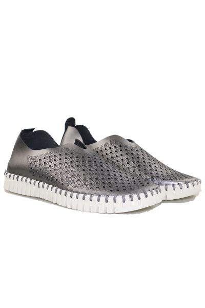 Tulip Flat By Ilse Jacobsen In Metallic Gunmetal