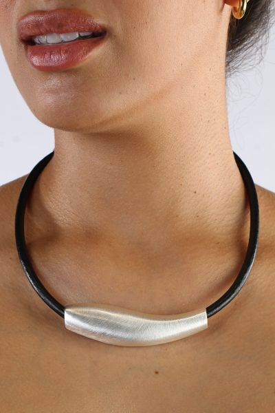 Jantan Metallic Shape Necklace In Silver