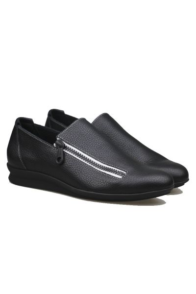 Nasari is all about comfort, designed from Arche flexibility technology and fitted with an unlined, cushioned insole, Nasari evokes feelings of stability and support within every stride. Crafted from a durable leather upper, delicate, contrasting coloured