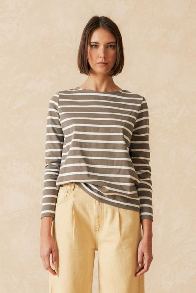 An Easy tee with Boat neck, Shoulder in place and long sleeves. In a Straight cut and Two tone stripe fabric in 100% organic cotton. RS149.
