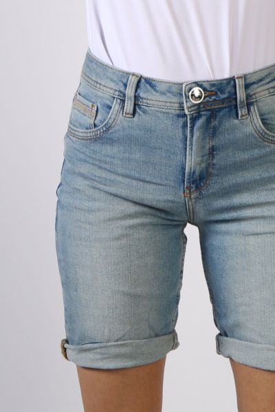 Classic shorts designed in a regular fit with mid-rise and just the right amount stretch to hold their shape. Detailed with subtle lurex trim at the front pockets and silver buttons. Roll up the cuffs and wear with a tucked in tee and a denim jacket. styl