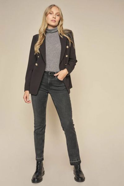 Rock n roll inspired jeans, designed in a flattering flare fit and a chic high rise. They have a stylish silver embroidery at the coin pocket and belt loop. The undone hem adds a cool, lived in vibe to the look. Pair them with a silk singlet and an oversi