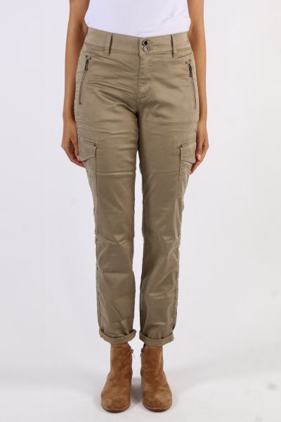 These pants are designed in a regular fit and has an elasticated mid-waist. They are finished with side flap pockets at each side and are very comfortable to wear. We would style them with an oversized shirt or a tucked-in statement tee. 155470.