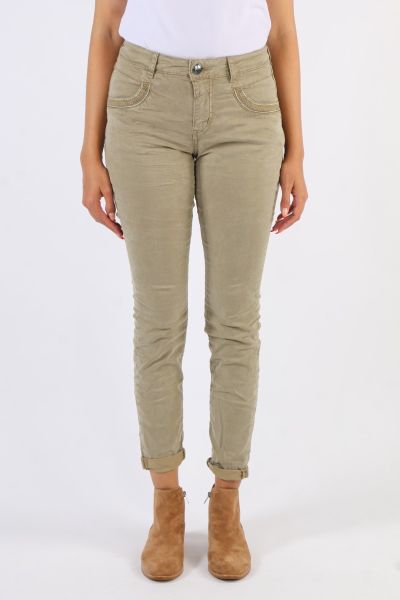 These pants are designed with tapered legs and a high midrise, finished by subtle decorations at the pockets. For added coolness, consider rolling up the cuffs. Pair them with a standout t shirt and a sleek blazer to create a stylish ensemble. 163350.