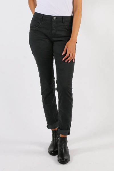 These pants are designed with tapered legs and a high midrise, finished by subtle decorations at the pockets. For added coolness, consider rolling up the cuffs. Pair them with a standout t shirt and a sleek blazer to create a stylish ensemble. 163350.