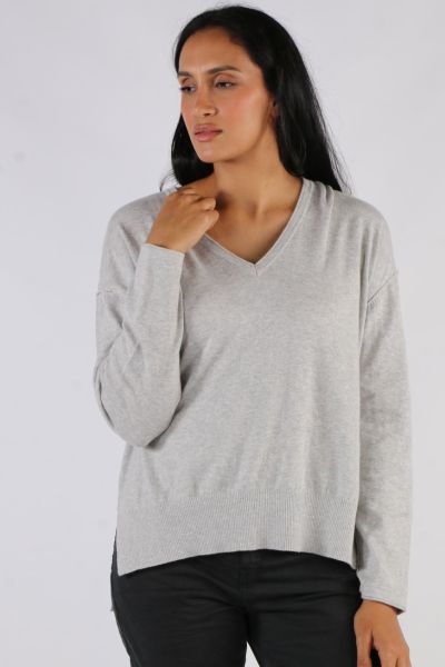 This classic knit is a real wardrobe essential. it is an absolute must have. Crafted from a luxurious cotton cashmere blend, its softness is simply divine, and the loose silhouette with a chic v neck adds a touch of sophistication. This ensemble exudes ti