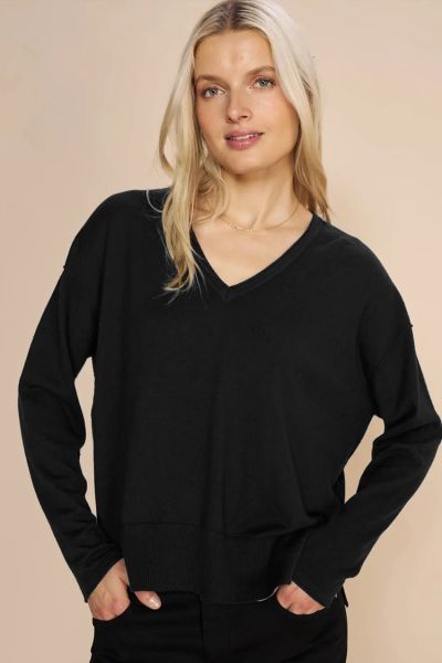 This classic knit is a real wardrobe essential. it is an absolute must have. Crafted from a luxurious cotton cashmere blend, its softness is simply divine, and the loose silhouette with a chic v neck adds a touch of sophistication. This ensemble exudes ti