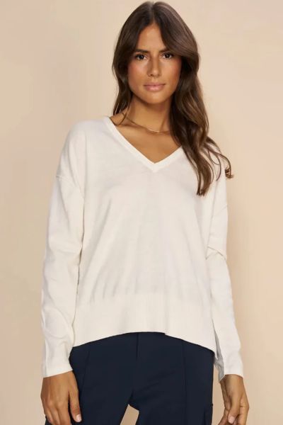 This classic knit is a real wardrobe essential. it is an absolute must have. Crafted from a luxurious cotton cashmere blend, its softness is simply divine, and the loose silhouette with a chic v neck adds a touch of sophistication. This ensemble exudes ti