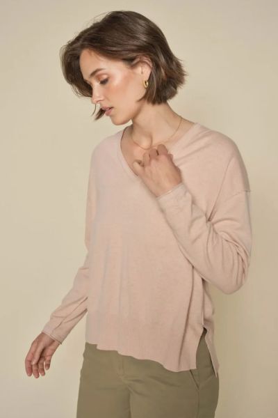 This classic knit is a real wardrobe essential. it is an absolute must have. Crafted from a luxurious cotton cashmere blend, its softness is simply divine, and the loose silhouette with a chic v neck adds a touch of sophistication. This ensemble exudes ti