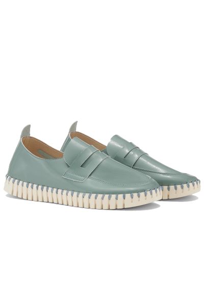 Tulip loafer by Ilse Jacobsen. This is our take on the classic college loafer. The upper construction is made without any glue and attached with a matching recycled thread. With a penny strap and rounded toe, they are set on our iconic Tulip sole. The upp