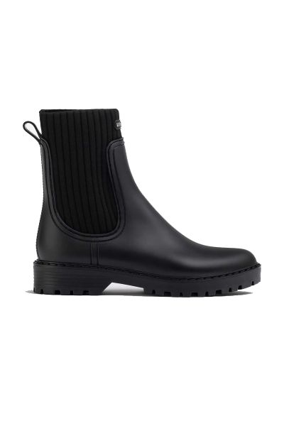 Rubber ankle boot. Shaft made with recycled stretchy ribbed fabric sock in a matching tone. Rubberized Unisa logo on the front. Removable insole and outsole made with SuperSoft technology that cuts down on fatigue when walking. The rubber sole is lighter 