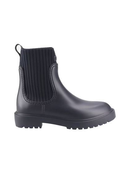 Rubber ankle boot. Shaft made with recycled stretchy ribbed fabric sock in a matching tone. Rubberized Unisa logo on the front. Removable insole and outsole made with SuperSoft technology that cuts down on fatigue when walking. The rubber sole is lighter 