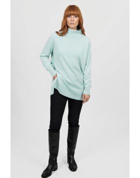 This season, the BL6623 Funnel Neck Tunic is redefining modern knitwear with its bold, fashion forward design. A favourite among HQ and retail partners alike, its relaxed silhouette and striking funnel neckline deliver contemporary style and versatility. 