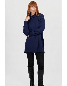 This season, the BL6623 Funnel Neck Tunic is redefining modern knitwear with its bold, fashion forward design. A favourite among HQ and retail partners alike, its relaxed silhouette and striking funnel neckline deliver contemporary style and versatility. 