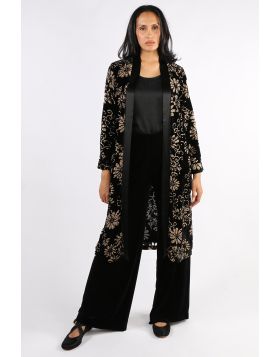 The Blackstone Carrie Viscose Burnout Kimono is an effortlessly stylish, lightweight jacket that gives any outfit an instant lift. The soft burnout texture and breezy drape make it perfect for layering - wear over a simple tee or slip dress for an easy, e