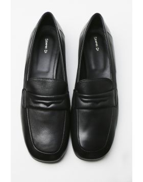 Go for a classic Sempre Di Loafer that is versatile for all your looks. loafers feature a classic design with a rounded toe, a leather upper, padded detail and a flat sole. Style A1501.
