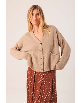 This knitted jacket in wool and cashmere can be combined with everything. With a V neckline and buttons in the middle, it has a relaxed, trendy fit. FG506.
