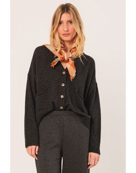 This knitted jacket in wool and cashmere can be combined with everything. With a V neckline and buttons in the middle, it has a relaxed, trendy fit. FG506.
