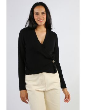 
A perfect cardigan that gives you many styling options, this Wrap Cardi by Foil is a perfect one. In an easy cotton blend, the long sleeve cardi with a V neck can be styled front open or wrapped around with a button closure on the side. The Classic Ribb