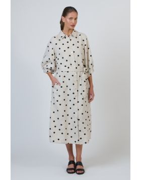 Tie it your wayGA607 is a midi dress that lets you define the fit and the moment. It features elegant three quarter length balloon sleeves with elasticated cuffs, a full button through front, and practical side pockets. A structured collar and belted wais
