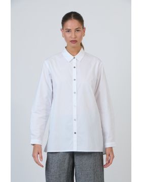 GA665 brings new dimension to the classic button down. Crafted from 100% poplin, it features a sharp pointed collar and full button placket that accentuates its modern form. The oversized, boxy silhouette drapes effortlessly with a slightly extended back 