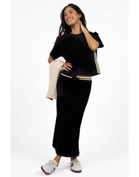 Perfect skirt for those days when you want to have an elevated but casual look. Easy days, in the office or just a casual lunch with friends. Versatile and comfortable. HW26105.
