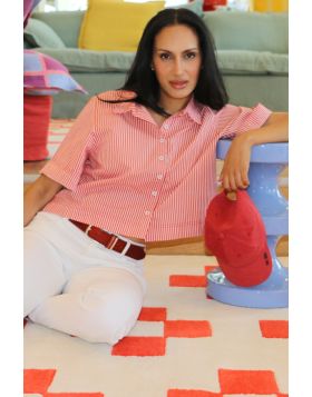 An easy cropped shirt is perfect for the season, and this Baci shirt fits the bill. The cropped poplin shirt has a front button down, short sleeves and shirt collar. Style it with easy pants.