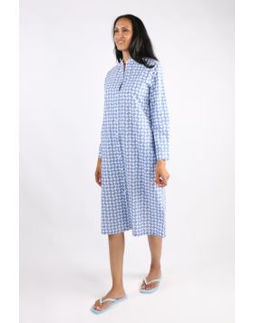 A new take on a classic button down dress, this Harper dress is where details demand a second look and shine. The Shirt dress in an overall print in cotton poplin, the dress has front button front with a mandarin collar and long sleeves. Style this dress 