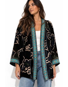 Rich, expressive, and effortlessly dramatic, the Merhawi Kimono in Monade Burnout brings signature Johnny Was opulence to any outfit. Crafted from plush burnout velvet with intricate contrast trim, this relaxed kimono style jacket flows beautifully and la