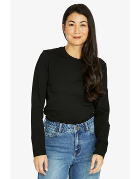 Our Core Crew Long Sleeve Tee is a staple for every wardrobe. This top features a minimalist design with a focus on versatility and comfort. The fit is relaxed yet structured, offering ease of movement. Its classic crew neck adds to its timeless appeal. 6