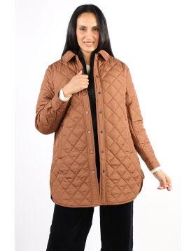 The Long Puffer Jacket is the perfect layer when you need warmth without sacrificing style. Whether you are going for a walk or are out to lunch this quilted jacket will be your go to. Featuring a stylish pointed collar, functional pockets and metal snap 