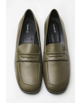 Go for a classic Sempre Di Loafer that is versatile for all your looks. loafers feature a classic design with a rounded toe, a leather upper, padded detail and a flat sole. Style A1501.

