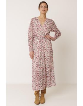 Georgette dress in sustainable viscose fabric with a V neckline at the front and back. Lantern sleeves that taper at the cuffs, and a fitted front waist that perfectly shapes the silhouette. KI195.
