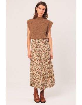 A midi skirt with a lot of volume, gathers at the waistband that add fullness, and the sustainable viscose georgette fabric giving it nice drape and movement. KI196.
