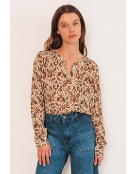 This shirt with fitted shoulders and smock details features a relaxed fit and lightweight, sustainable viscose georgette fabric. The statement making print, long sleeves and easy fit, go for a stylish look that keeps you looking fresh all day long. KI197.