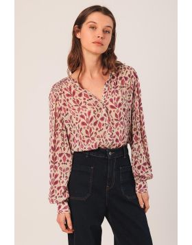 This shirt with fitted shoulders and smock details features a relaxed fit and lightweight, sustainable viscose georgette fabric. The statement making print, long sleeves and easy fit, go for a stylish look that keeps you looking fresh all day long. KI197.