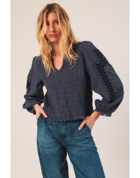 If you are looking for a romantic shirt, this is your ally for the season. Slightly dropped shoulders and balloon sleeves, plus a regular fit. Full of details like ethnic embroidery, lace inserts and pleats. Style it with easy jeans. Style KI220.

