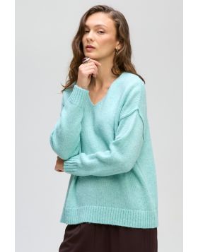 Soft, effortless and beautifully textured, the LD&Co Fluffy V Neck Jumper is a refined essential for the cooler seasons. Crafted in a lightweight fluffy knit, this piece features a flattering V neckline and a relaxed silhouette that drapes naturally over 