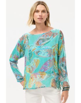 Beautifully embellished with vibrant butterflies in flight, the Leo Blouse is crafted from a rich silk blend. Designed with a boat neckline and long sleeves, this slip lined blouse is finished with side slits for a relaxed fit. Pair with wide leg linen pa