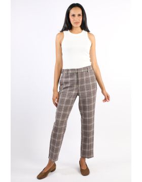 The iconic Kelsey Pant reimagined with a flattering high rise waist, where classic polish meets all day comfort. Designed with sleek front seaming and a streamlined silhouette, this versatile style transitions effortlessly from desk to dinner.