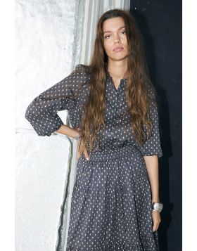 RiverLL is a classic shirt with a timeless print in beautiful, discreet colours. Made from 100% cotton, it offers a soft, comfortable and breathable quality, perfect for both everyday wear and special occasions. The shirt is detailed with a delicate frill