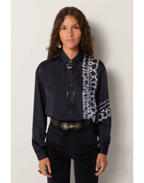 A shirt that commands attention, this Elizabeth shirt does just that. In a tie and dyed detail and a luxe viscose, the shirt exudes a western charm with its shirt relaxed tailoring and gathered long sleeve detail. Style this shirt with high waisted denims