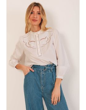 This poplin shirt will be the most special shirt in your wardrobe. It has a square collar and half placket buttoned closure, plus hand cut floral motifs. The striped poplin fabric with a romantic touch makes it a unique garment. MC230.
