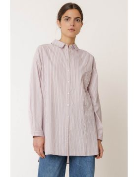 This long poplin striped shirt is a basic we should all have in our wardrobe. With its shirt collar, dropped shoulders, and side slits. MC231.
