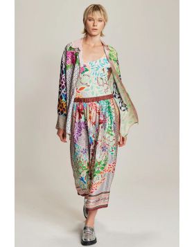 Discover the Vanessa Shipibo Midi Skirt from Me369, a feminine midi skirt with an elasticated waistband, crafted from 100% viscose. The vibrant print of floral and graphic elements adds visual energy to any outfit and creates a flowing silhouette. The ski