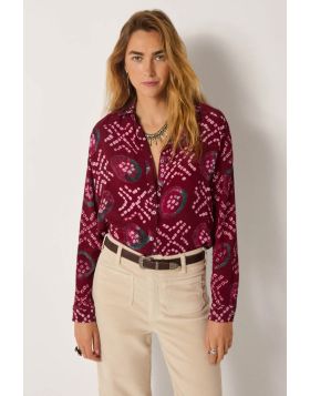 Relaxed tailoring is the order of the season and this Ana Shirt is a perfect go to for the season. In a tie and dye fabric, the relaxed tailored classic button down shirt with long sleeves takes you from day to night. Style it with high waisted pants or e