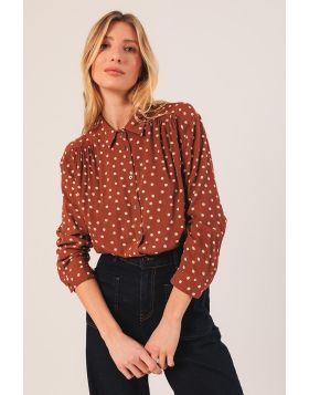 This basic polka dot shirt is going to be one of your go to pieces for everyday wear. It has a classic collar, dropped shoulders and a flared cut. The drape of the fabric and its relaxed fit make it a very comfortable garment. MI185.
